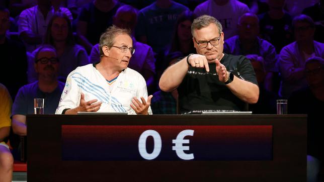 Bild: ARD/Morris Mac Matzen Rateteam-Kapitän Elton und der Komiker, Musiker und Fernsehmoderator Wigald Boning bilden ein Rateteam.