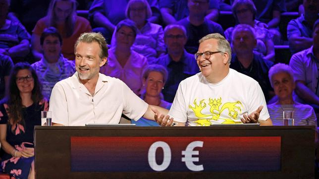 Bild: ARD/Morris Mac Matzen Rateteam-Kapitän Elton und der Schauspieler Lucas Gregorowicz bilden ein Rateteam.