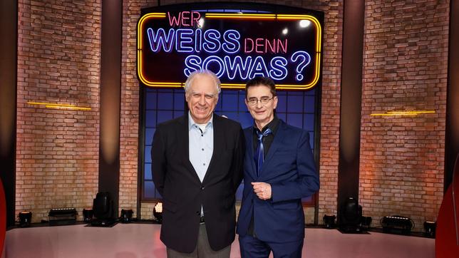 Bild: ARD/Morris Mac Matzen Treten bei "Wer weiß denn sowas?" als Kandidaten an: Der Kabarettist Bruno Jonas und der Kabarettist Mathias Richling.