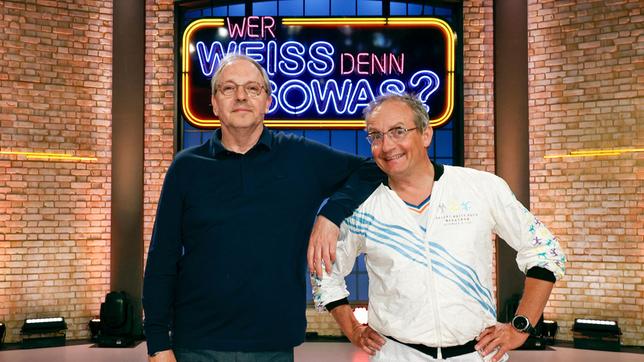 Bild: ARD/Morris Mac Matzen Treten bei "Wer weiß denn sowas?" als Kandidaten an: Der Schauspieler, Komiker und Musiker Olli Dittrich und der Komiker, Musiker und Fernsehmoderator Wigald Boning.