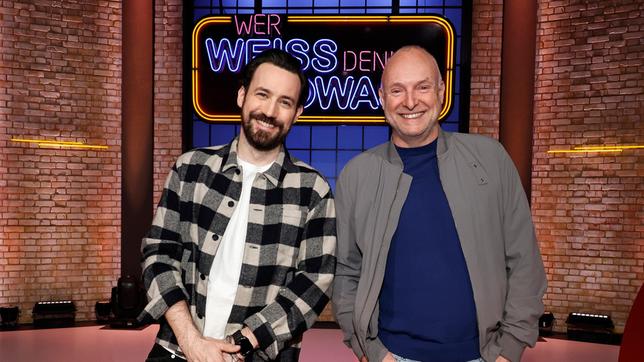 Bild: ARD/Morris Mac Matzen Treten bei "Wer weiß denn sowas?" als Kandidaten gegeneinander an: Der Fernsehmoderator Jan Köppen und der Fernsehmoderator Frank Buschmann.