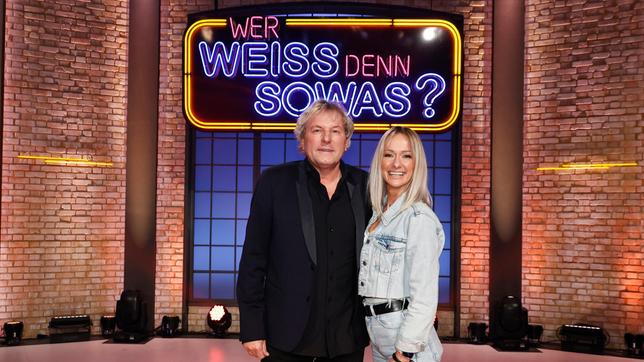 Treten bei "Wer weiß denn sowas?" als Kandidat:innen an: Der Sänger und Entertainer Bernhard Brink und die Sängerin Christin Stark.