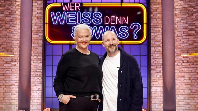 Bild: ARD/Morris Mac Matzen Treten bei "Wer weiß denn sowas?" gegeneinander an: Die Konditormeisterin, Buchautorin und Fernsehjurorin Bettina „Betty“ Schliephake-Burchardt und der Konditor Christian Hümbs.