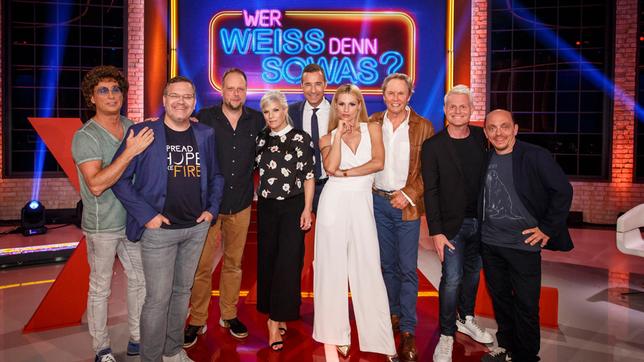 Bildquelle: NDR/ Morris Mac Matzen Moderator Kai Pflaume (Mitte) und seine Rateteam-Kapitäne Bernhard Hoëcker (r.) und Elton (2.v.l.) begrüßen in dieser Sendung (v.l.n.r.) den Comedian Atze Schröder, den Musiker Smudo, die Sängerin und TV-Moderatorin Ina Müller, die TV-Moderatorin Michelle Hunziker, den Sänger Peter Kraus sowie den TV-Moderator Guido Cantz.