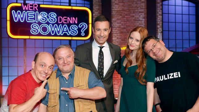 Bild: ARD/Morris Mac Matzen Wer weiß denn sowas? - Moderator Kai Pflaume und sein Rateteam Elton und Bernhard Hoëcker begrüßen in dieser Sendung Schauspieler Axel Prahl und Modell Barbara Meier