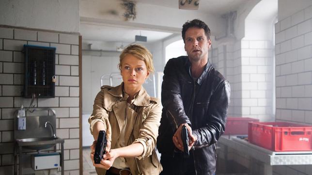 Bild: ARD/Andreas Wünschirs Akte Ex: Kristina Katzer (Isabell Gerschke) und Lukas Hundt (Oliver Franck) im Einsatz.