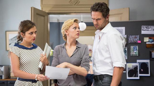 Bild: ARD/Andreas Wünschirs AKTE EX: Yvette (Sarah Alles), Kristina Katzer (Isabell Gerschke) und Lukas Hundt (Oliver Franck) ermitteln.