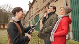 Bauer Lüding (Jörn Hentschel) zeigt Lauer (Marc Oliver Schulze) und Klara (Wolke Hegenbarth)  sein Gewehr. Damit wurde nicht geschossen!