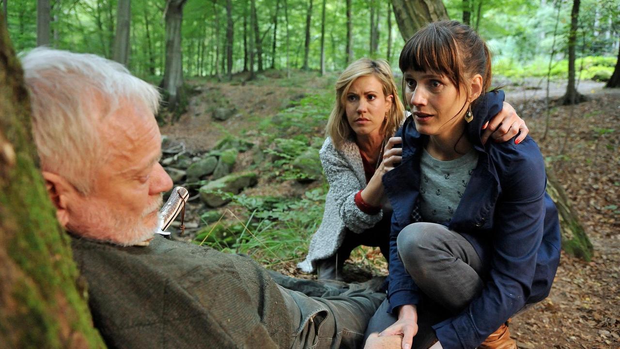 Klaras und Freundin Kati finden den schwerverletzten Werner im Wald