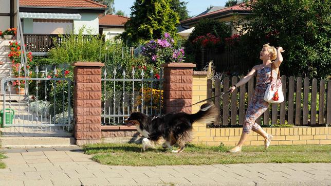 Klara (Wolke Hegenbarth) führt Hund Gustav spazieren, doch der büxt ihr aus.