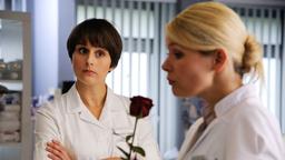 Dating Daisy: Carla (Leonie Brandis) ist skeptisch, daß Florian der Richtige für Daisy (Tina Amon Amonsen) ist.