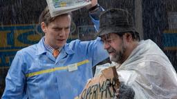 Die Kanzlei: Walter Mühlmann (Jan Dose), fordert den Obdachlosen Ecki (Matthias Brenner) auf, das Supermarkt-Gelände zu verlassen.