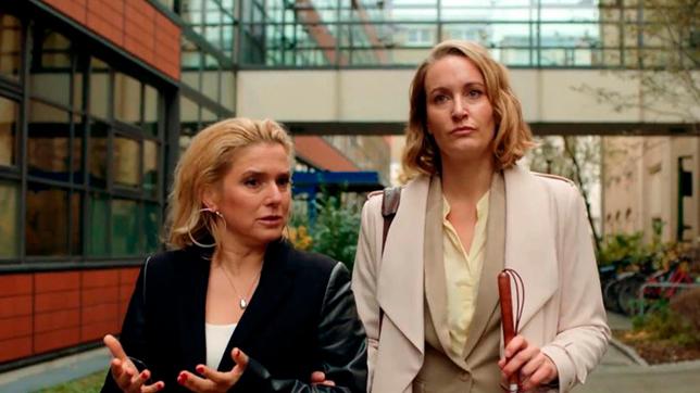 Romy Heiland (Christina Athenstädt) vertritt die Sängerin Jenny Wehran (Jeanette Biedermann), deren Karriere als Solo-Sängerin wegen eines Plagiatsvorwurfs auf dem Spiel steht.