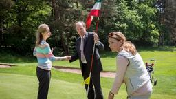 Markus Gellert trifft sich mit Svenja Gehrmann und Nora Hanefeld auf dem Golfplatz.
