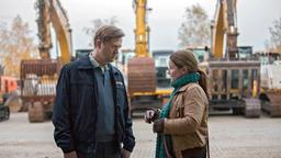 Gudrun (Katrin Pollitt) zieht bei Zippeck-Bau Erkundungen ein und befragt Sven Brunner (Patrick von Blume).