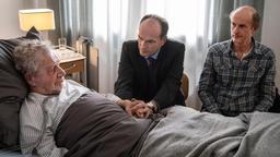 Markus Gellert (Herbert Knaup) und sein Bruder Hajo Gellert (Johannes Herrschmann) wachen am Krankenbett ihres Vaters Bruno Gellert (Michael Hanemann).