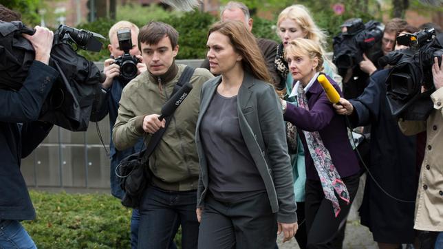 Bildquelle: ARD DIE STADT UND DIE MACHT: Susanne Kröhmer (Anna Loos) wird auf dem Weg zur JVA von der Presse verfolgt.