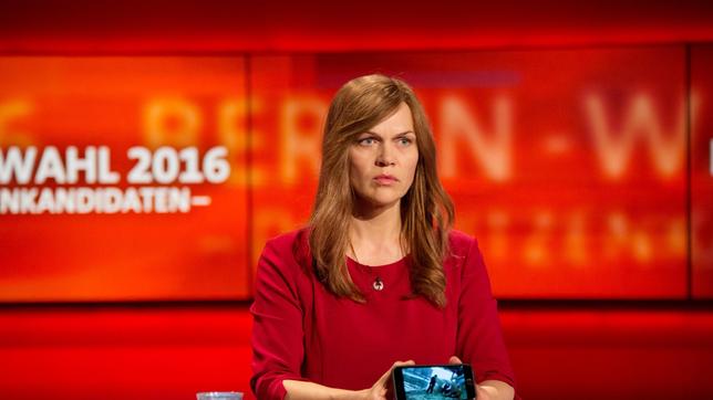 Bild: ARD/Frédéric Batier DIE STADT UND DIE MACHT: Susanne Kröhmer (Anna Loos) zeigt in der letzten TV-Debatte vor der Wahl das Handyvideo, das Degenhardts und KKs Auftragsmord beweist.