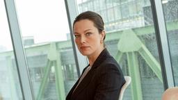 Nina Herlein (Melanie Blocksdorf), Vorstandsvorsitzende einer Fluggesellschaft, soll eine andere Frau zusammengeschlagen haben.