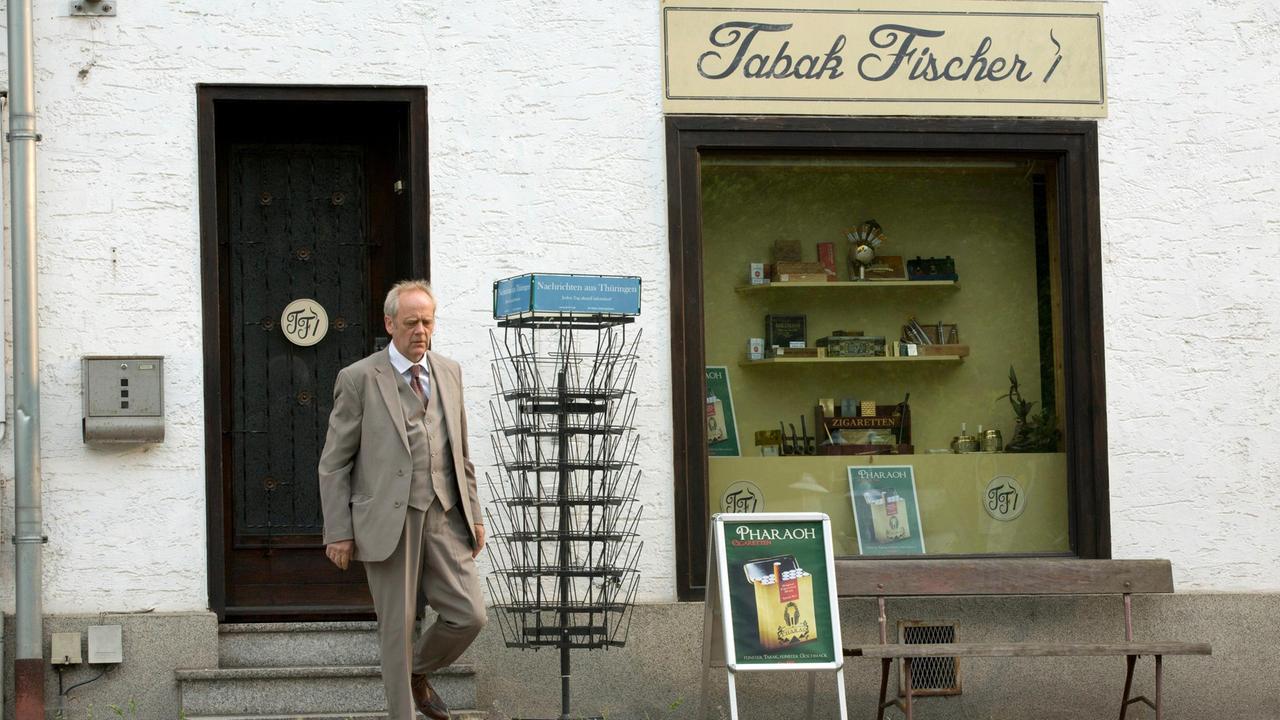 Als Georg Fischer (Hans-Heinrich Hardt) seinen Laden schließt, bekommt er einen Schweißausbruch und sackt zusammen.