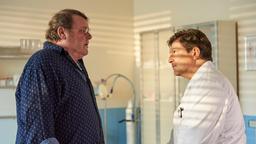 Christian (Francis Fulton Smith)  informiert Bernd (Walter Plathe) über den kritischen Gesundheitszustand von Inge.