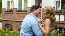 Christian (Francis Fulton-Smith) ist glücklich, dass es Tanja (Christina Athenstädt) in der Villa Kleist offenbar gut gefällt.