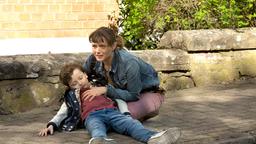 Daniela Imhoff (Laura Schuhrk) ist entsetzt, als ihr Sohn Vincent (Rafael Santana) vor ihren Augen zusammenbricht.