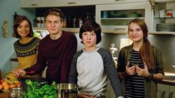 Die Familie wächst zusammen, Anke (Fabienne Haller), Piwi (Meo Wulf), Paul (Julian König) und Lotte (Anne Sophie Triesch).