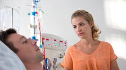 Sara (Susan Sideropoulos) besucht David (Patrick Diemling), der an der Dialyse hängt.