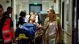 Tanja (Christina Athenstädt) begleitet Hannah (Lea Faßbender) ins Krankenhaus.