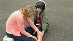 Tanja (Christina Athenstädt) wird Zeugin von Pauls (Julian König) Mopedunfall. Sein Fuß ist verletzt.
