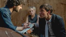 Alex (Julia Richter) redet Max (Christoph Luser) ins Gewissen, während Raphael (Aaron Karl) versucht Lexadirs Leben zu retten.