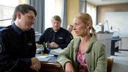 Daniel Schirmer (Sven Fricke) sagt Frau Sonders (Sandra Borgmann) die Wahrheit über ihren verschwundenen Freund Fridtjof. Gespannt beobachtet Hannes Krabbe (Marc Zwinz), wie sie reagiert.
