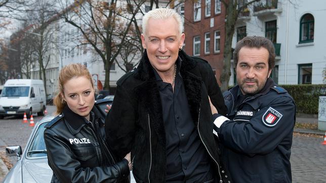 Bildquelle: ARD/ Thorsten Jander Großstadtrevier: Die Schauspieler Wanda Perdelwitz, Jens Münchow und H.P. Baxxter am Set.