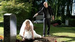 Der brutale Gangster Marco Hanka (Sebastian Haase) führt Braut Melania (Angelina Häntsch) mit vorgehaltener Pistole zum Grabstein ihrer Großmutter, wo sie seine Drogenbeute versteckt hat. Doch das Geld ist nicht da.
