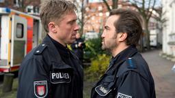 GROSSSTADTREVIER: Pet Wellbrook (Peter Fieseler) und Paul Dänning (Jens Münchow) machen sich gegenseitig Vorwürfe, weil die Täter entkommen sind.