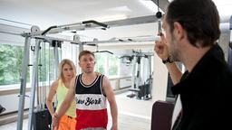 Der Inhaber des Fitness-Clubs Lemmes (Alexander Wüst) ist eifersüchtig auf Piet Wellbrook (Peter Fieseler), der sich bestens mit Trainerin Kristina (Malina Ebert) versteht.