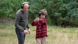 Der paranoide Sebastian Grebe (Bernhard Conrad) bringt seinem kleinen Sohn Schorsch (Cooper Dillon) das Schießen bei.