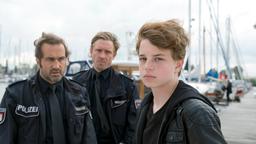 Finn Frühwirth (Kalle Schmitz) führt Paul Dänning (Jens Münchow) und Piet Wellbrook (Peter Fieseler) zu einer Yacht, auf der angeblich illegale Medikamente lagern.