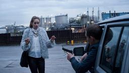 Gangster Hans (Gunnar Titzmann) hat Sarah Ligeia (Lea Draeger) in den Hafen gelockt und bedroht sie mit einer Pistole.