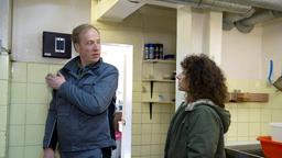 Harry (Maria Ketikidou) befragt den Sicherheitstechniker Ronnie Oswald (Stefan Leonard), der die Sicherheitstechnik in die Hutmacherei eingebaut hat.