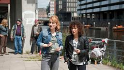 Harry (Maria Ketikidou) und Nina Sieveking (Wanda Perdelwitz) suchen nach dem Obdachlosen Molle (mit Komparsen).