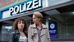 Kommissariatsleiterin Frau Küppers (Saskia Fischer) und Harry Möller (Maria Ketikidou) wundern sich über das sprunghafte Verhalten von Polizeianwärter Robin Haas.