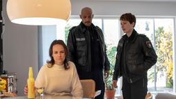Lukas Petersen (Patrick Abozen) und Nina Sieveking (Wanda Perdelwitz) müssen Dorothee Wiese (Sabine Urban) beibringen, dass ihr Ehemann in einem Domina-Studio gestorben ist.