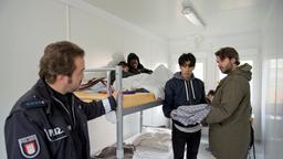 Paul Dänning (Jens Münchow) hat Rahmin (Skandar Amini) in die Unterkunft für unbegleitete jugendliche Flüchtlinge gebracht. Der Sozialarbeiter (Alexander Krusse Mettin) gibt ihm Bettwäsche.