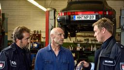 Paul Dänning (Jens Münchow) und Piet Wellbrook (Peter Fieseler) ermitteln in der Werkstatt von Burim Mataj (Thomas Wüpper).