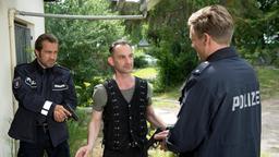 Paul Dänning (Jens Münchow) und Piet Wellbrook (Peter Fieseler) nehmen Toma Stanko (Wolfgang Boos) fest. Er wird verdächtigt, einen Container mit wertvollem Alt-Kupfer gestohlen zu haben.