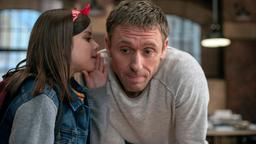 Piet Wellbrook (Peter Fieseler) kümmert sich um die kleine Charlotte "Charly" Lehnhardt (Tilda Reinecke), die er in der Zelle auf dem Revier entdeckt hat.