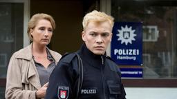 Polizeianwärter Robin Haas (Julius Nitschkoff) kommt am ersten Tag seines Praktikums zu spät zum Dienst. Prompt bekommt er Ärger mit Kommissariatsleiterin Frau Küppers (Saskia Fischer).
