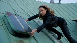 … sie klettert aufs Dach eines Hamburger Hotels ...